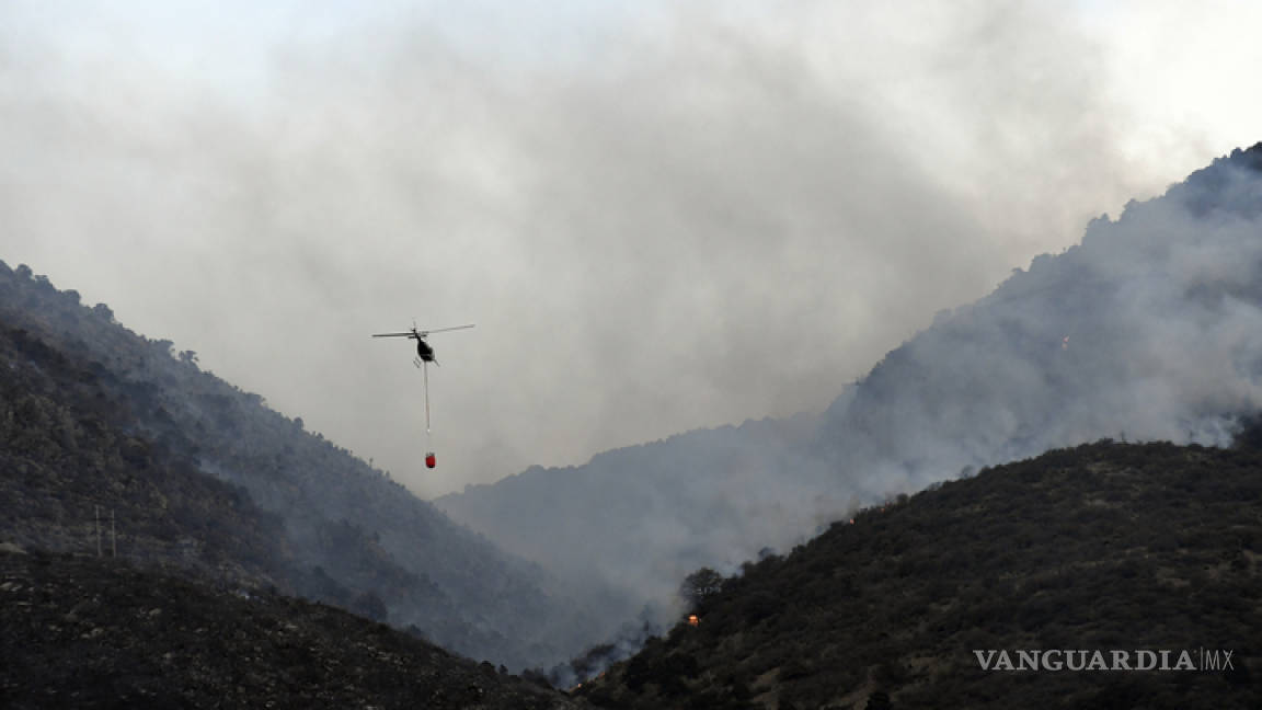 Combate helicóptero incendio en la Sierra de Zapalinamé de Saltillo