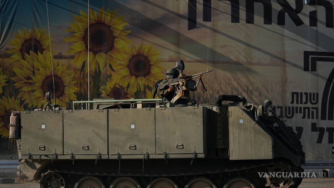 $!Soldados israelíes mueven un vehículo blindado de transporte personal (APC) cerca de la frontera con la Franja de Gaza, en el sur de Israel.