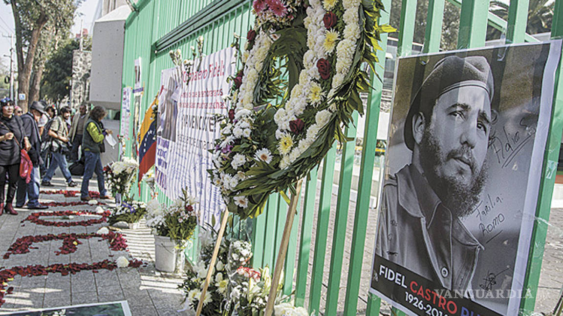 Rinden homenaje a Castro con trova y flores en CDMX