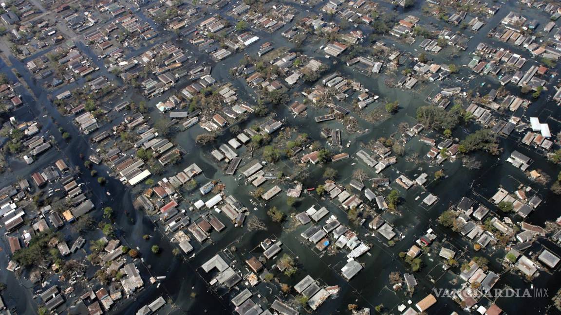 $!Las casas permanecen rodeadas por las inundaciones después del huracán Katrina, el 11 de septiembre de 2005, en Nueva Orleans.