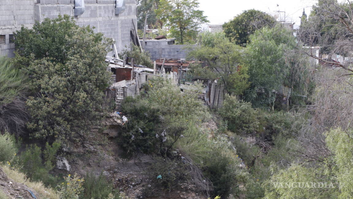 Denuncian que invasores desvían cauce de arroyos para construir sus viviendas en Saltillo