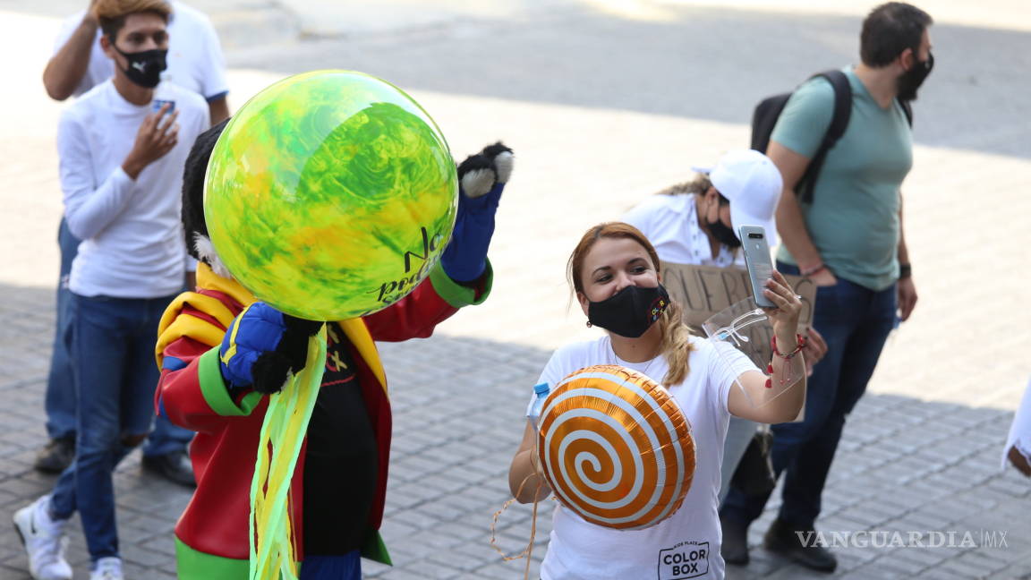 Protestan con botargas para exigir reapertura de salones de fiesta en Nuevo León