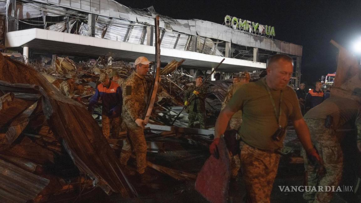 Rescatistas buscan víctimas en centro comercial ucraniano bombardeado por Rusia