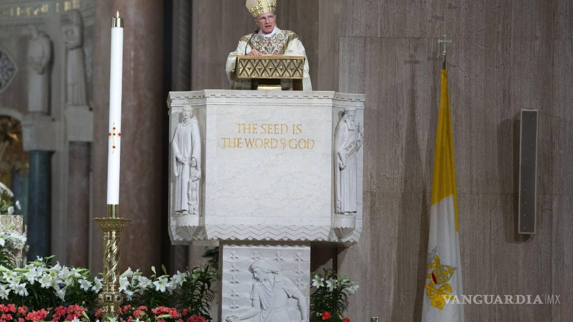 $!El arzobispo consevador Timothy Broglio da una misa del Domingo de Pascua en la Basílica del Santuario Nacional de la Inmaculada Concepción en Washington.