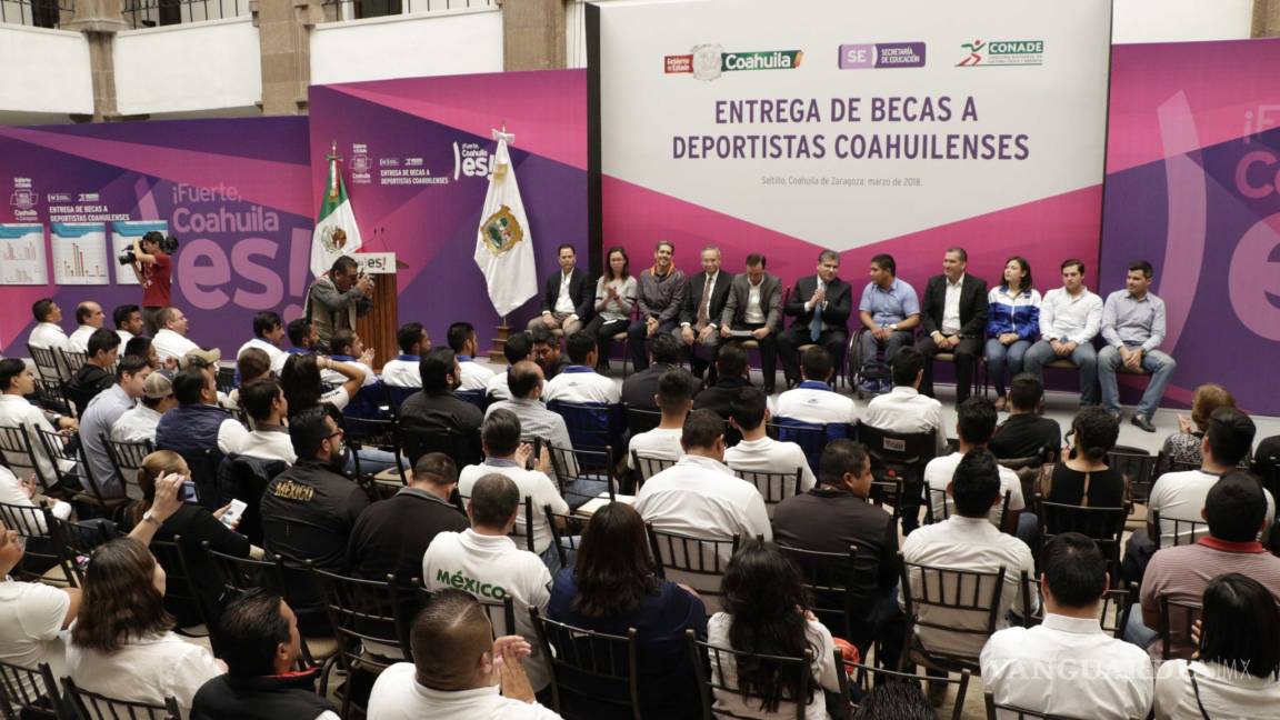 Entrega Miguel Riquelme becas a deportistas de Coahuila