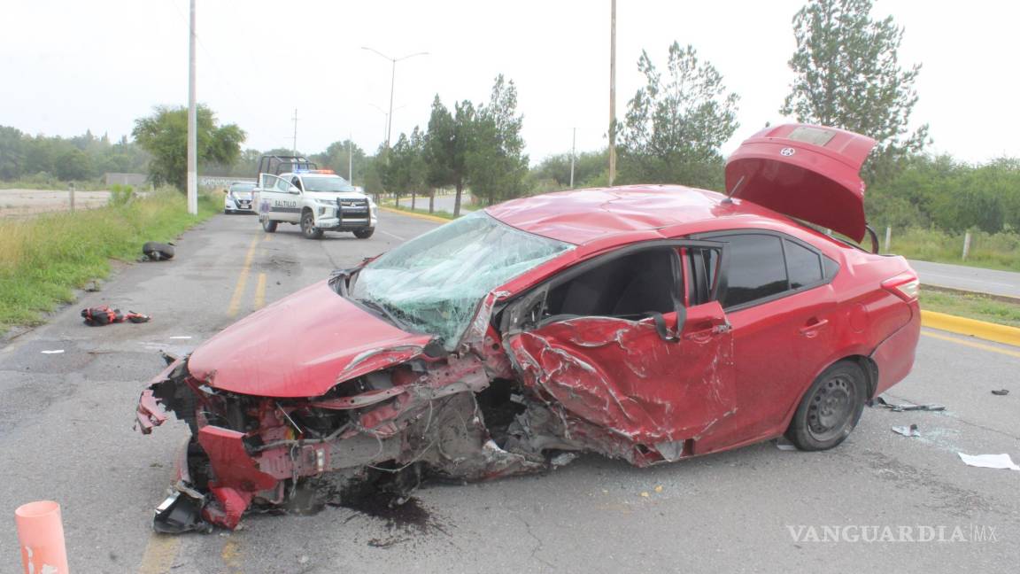 Saltillo: joven termina herido y con su auto destrozado tras volcar en Jardines de Versalles