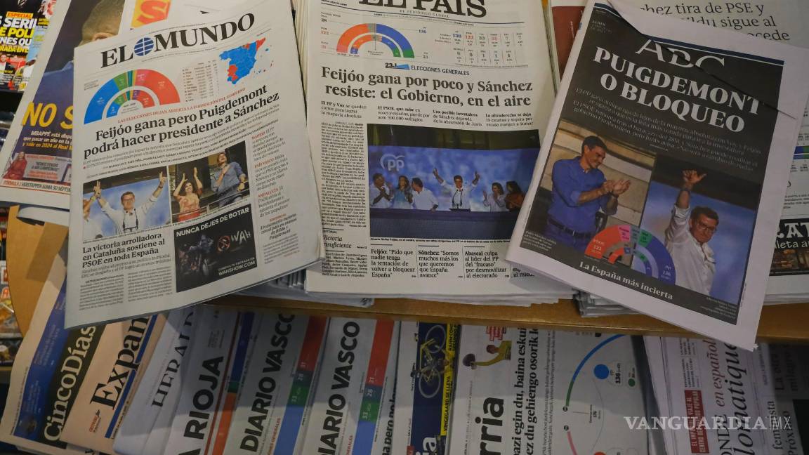 $!Periódicos españoles en un kiosoko en Pamplona un día después de las elecciones generales en España.