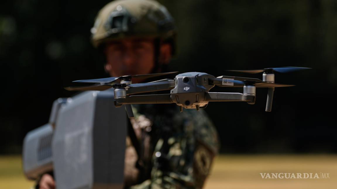 $!Un soldado del escuadrón antidrones del Ejército Mexicano muestra el equipo y las tácticas que se utilizarán durante la Copa Mundial de la FIFA 2026.