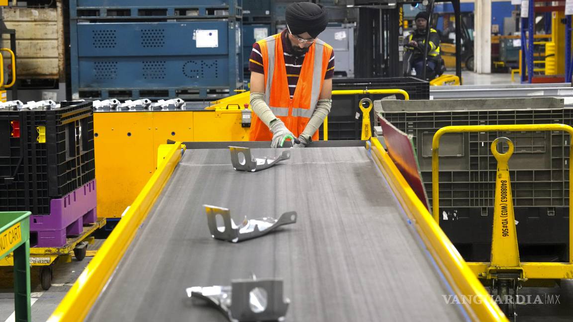 $!Un obrero trabaja en la línea de producción de la planta Martinrea en Woodbridge, Ontario, que suministra autopartes a fábricas de Canadá y EU.