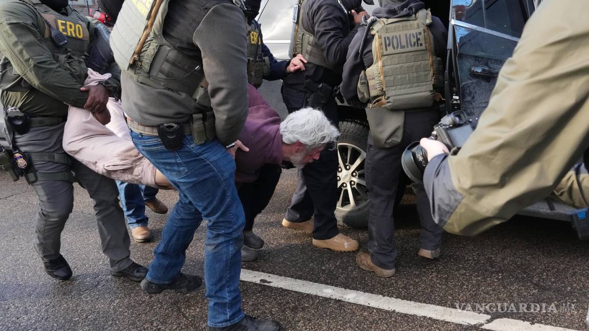 $!Manifestantes son arrestados por agentes federales cerca de la escena donde Renee Good fue asesinada a tiros por un oficial de ICE en Minneapolis.