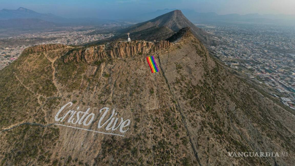 Retiran bandera LGBTIQA+ del Cerro del Pueblo en Saltillo; colectivo no lo atribuye a Cristo Vive
