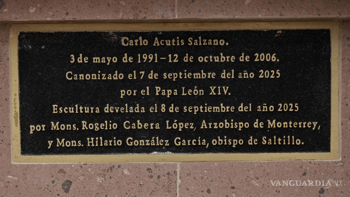 $!La estatua de tamaño natural de Carlo Acutis se colocó en la entrada del nuevo plantel educativo.