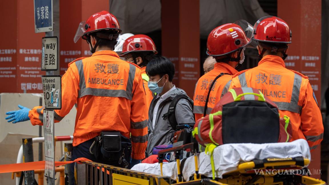 Hong Kong: Fuego acorrala a cientos en azotea de rascacielos