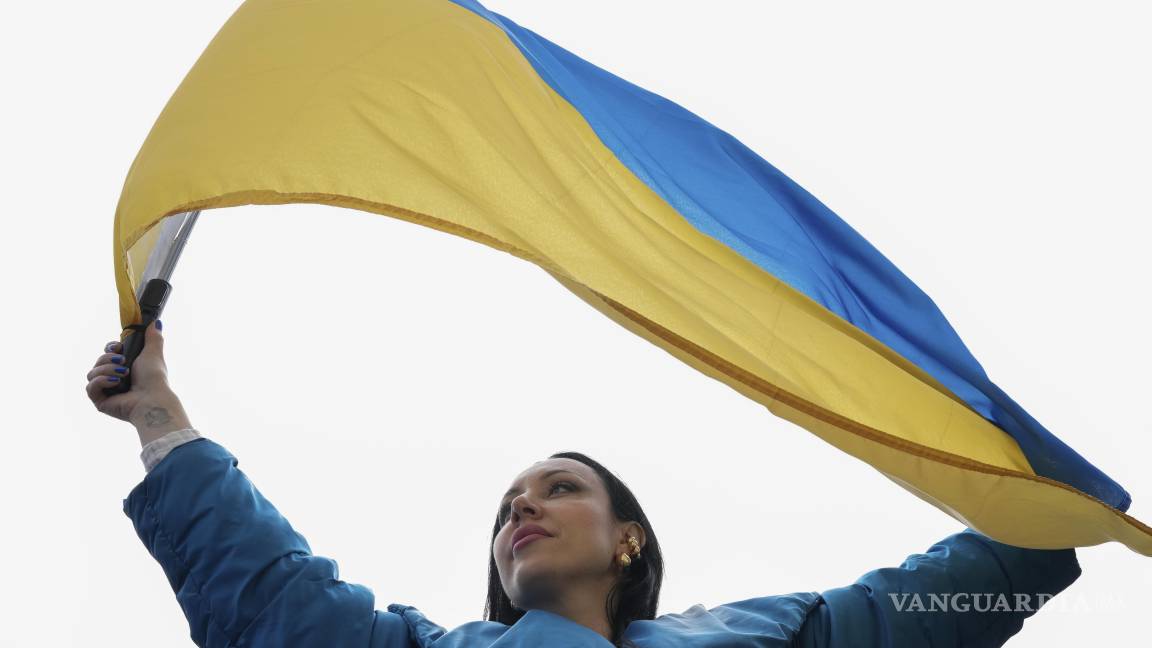 $!Maria Litichevska sostiene una bandera ucraniana durante una protesta en oposición a la administración Trump frente al Ayuntamiento de San Francisco.