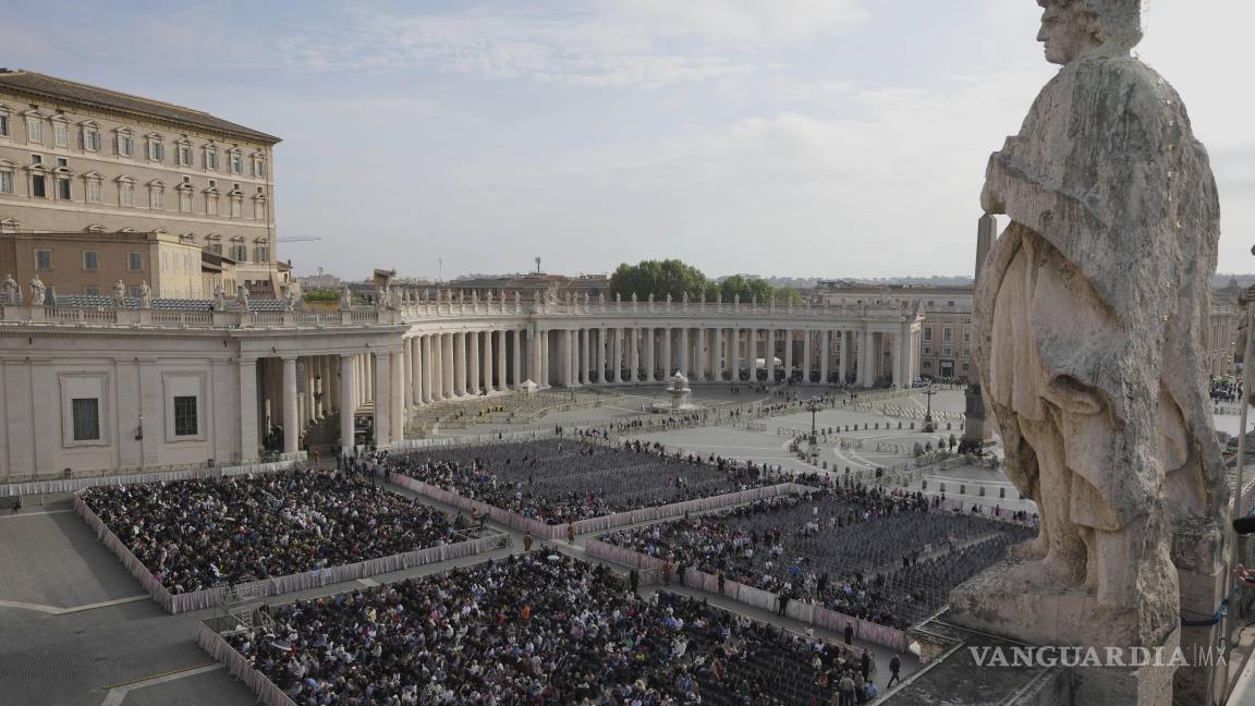 $!Pernonas reunidas en la plaza de San Pedro mientras espera a la llegada del papa Francisco, que será velado durante tres días en la basílica de San Pedro.