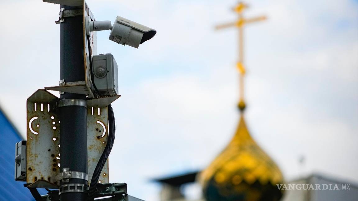 $!En esta imagen de archivo, una cámara de vigilancia instalada en un poste de electricidad en Moscú, Rusia, el 21 de mayo de 2023.