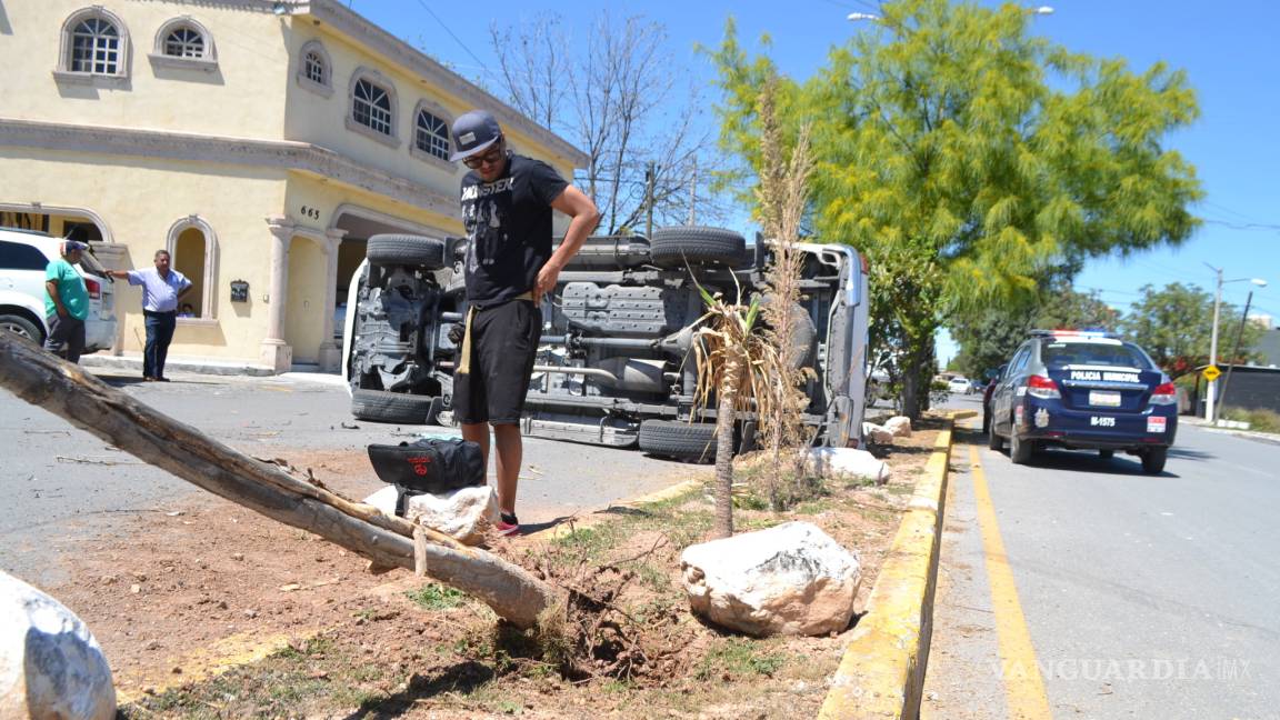 Se le ‘patinan’ llantas y vuelca, dice Abimael