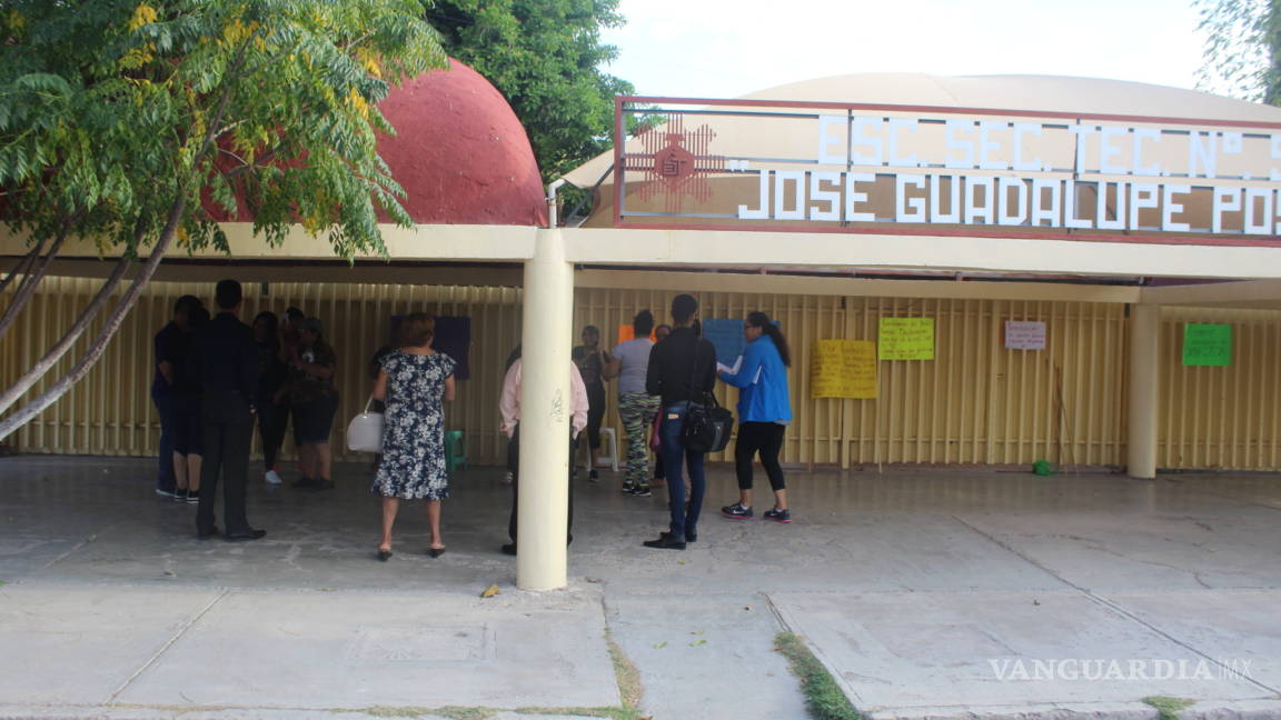 Padres toman secundaria en Torreón; piden se reinstale a director