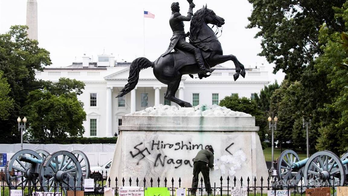 $!Monumentos y estatuas son víctimas de la ira y las protestas antirracistas en todo el mundo (fotos)