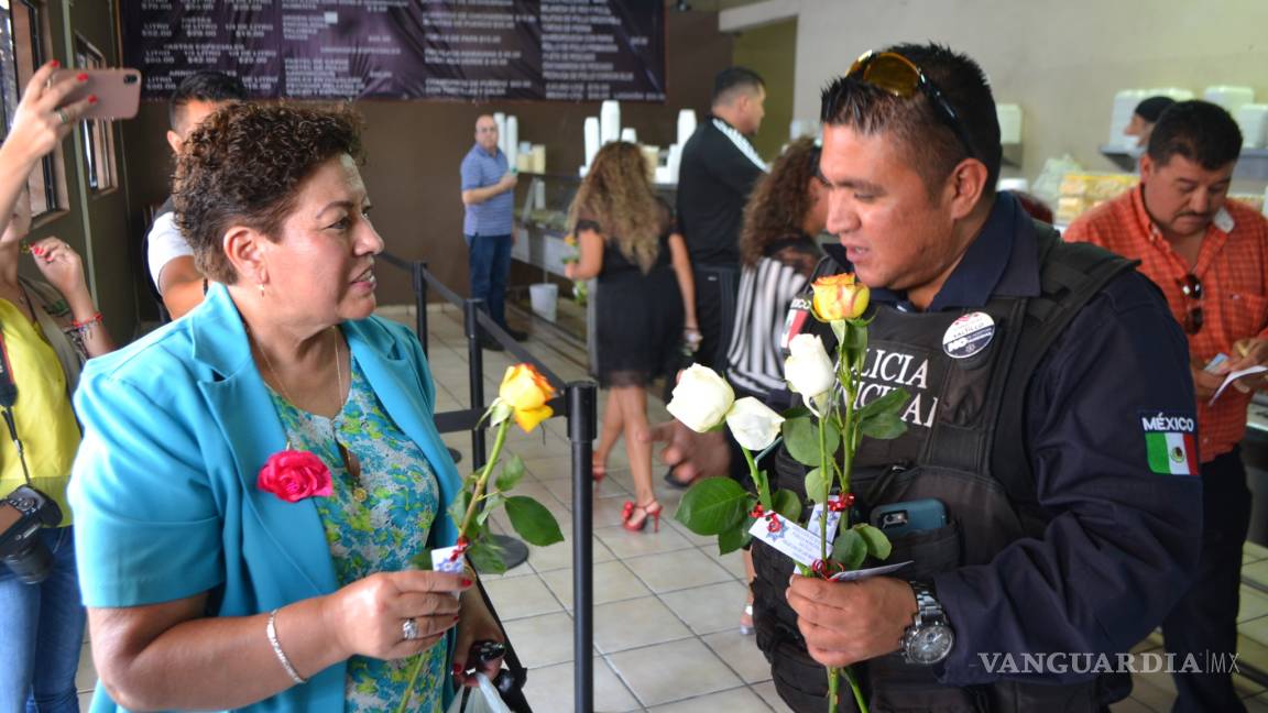 Policías de la Municipal celebran a las mamás