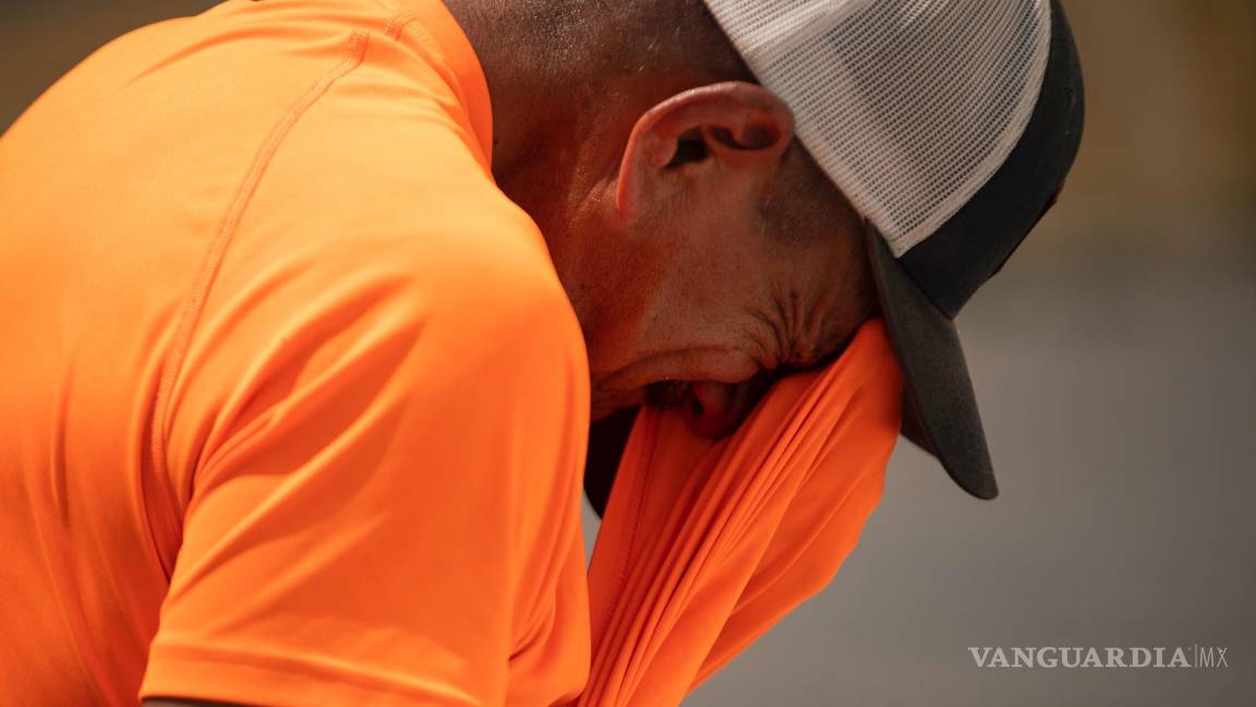 $!Un pintor se seca el sudor de los ojos en un trabajo al aire libre de 106 grados por la tarde en Crow Agency, Montana.