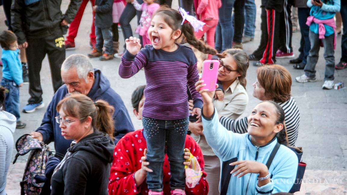 $!Saltillenses comparten gigantesca Rosca de Reyes