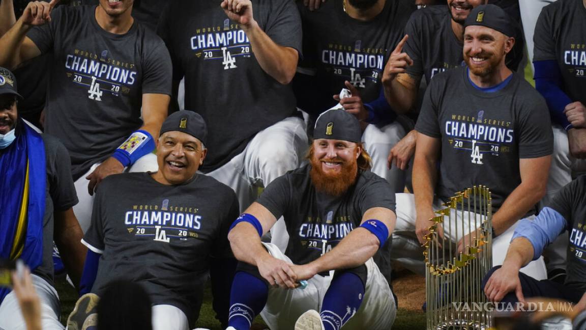 Jugador de Dodgers da positivo en pleno juego y festeja sin cubrebocas
