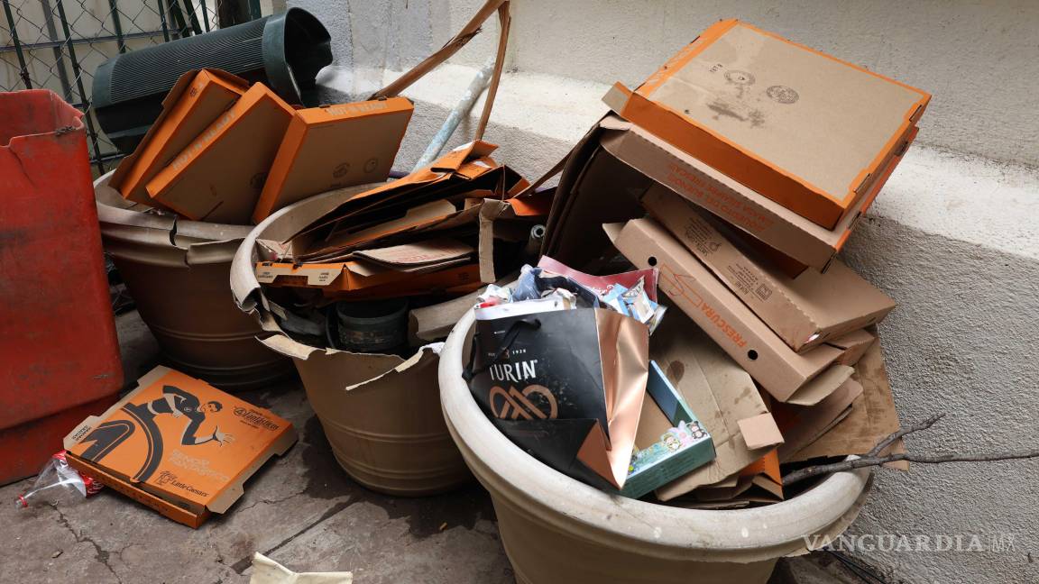 $!Montones de cajas vacías se acumularon temporalmente en áreas públicas, reflejo del alto volumen de ventas generado por la promoción; todas fueron retiradas por brigadas de limpieza antes de superar las 24 horas.