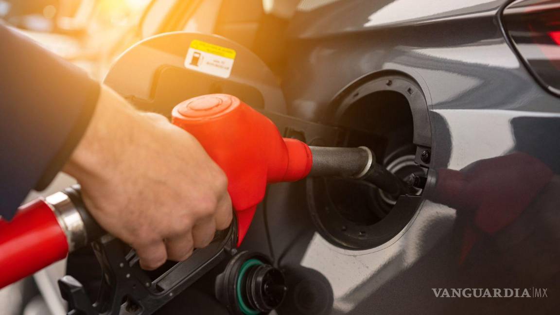 ¿Por qué cargar gasolina de calidad aumenta su rendimiento?