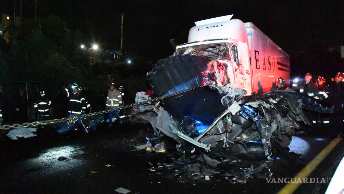 Embiste tráiler 15 autos en la autopista México-Toluca; deja 9 muertos