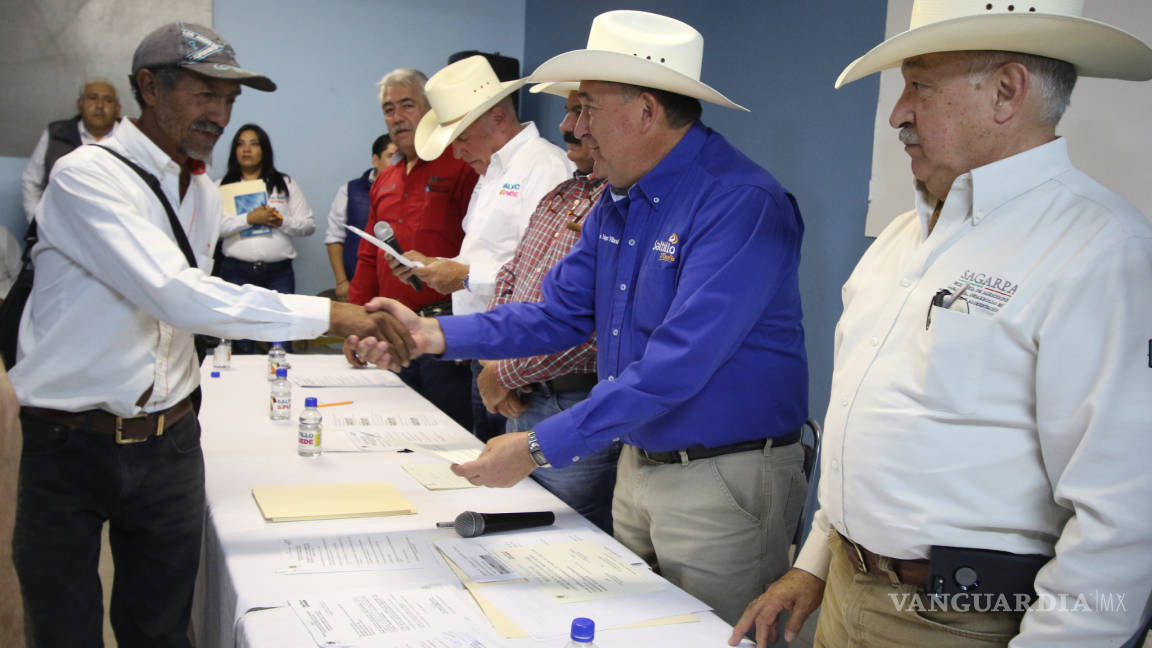 Lleva Alcalde de Saltillo últimos apoyos a 50 ejidatarios de Agua Nueva