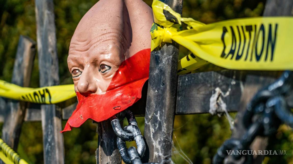 $!Coloca cadenas falsas alrededor de puertas, ventanas o por el suelo para simular que la casa está encerrada o habitada por algo que no debería ser liberado.