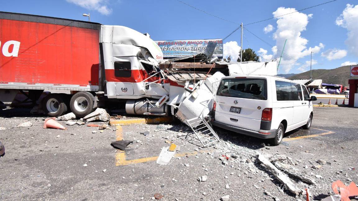 $!Alrededor de las diez de la mañana, dos normalistas acudieron a esta caseta para solicitar permiso a las autoridades presentes, incluyendo a la presidenta de la Comisión de Derechos Humanos del Estado de Guerrero (CDHEG), Cecilia Narciso Gaytán, de tomar por una hora este tramo carretero y dejar el paso libre a los automovilistas.