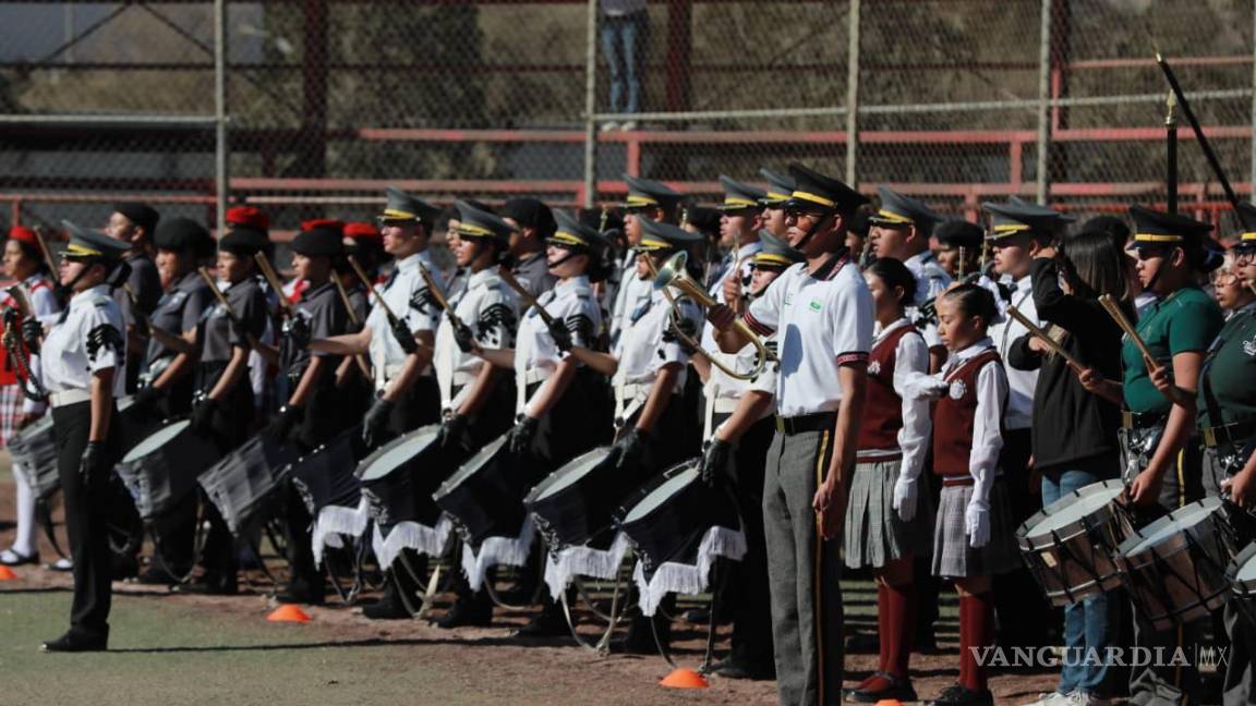 $!Escoltas y bandas de guerra de más de 20 instituciones educativas participaron en la ceremonia cívica, demostrando disciplina, coordinación y respeto a los símbolos patrios.
