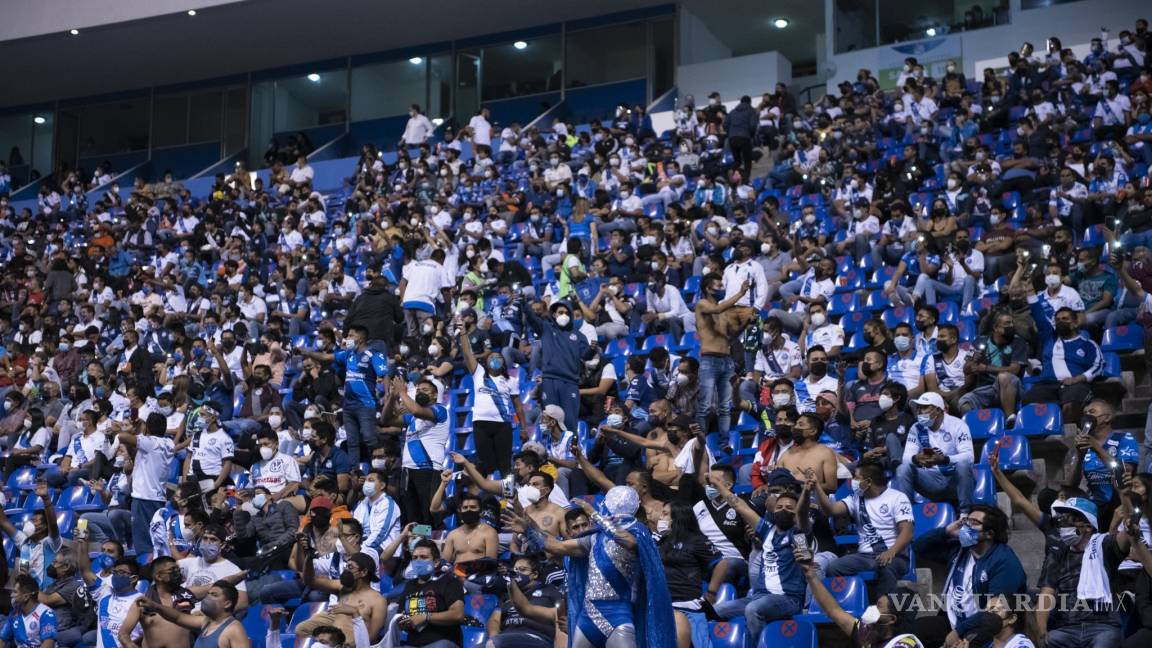 Afición de Pumas patea a una mujer en el estadio de Puebla
