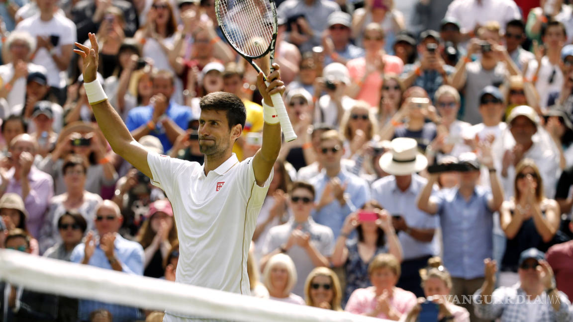 A Djokovic no le tiemblan las manos, avanza en su debut en Wimbledon
