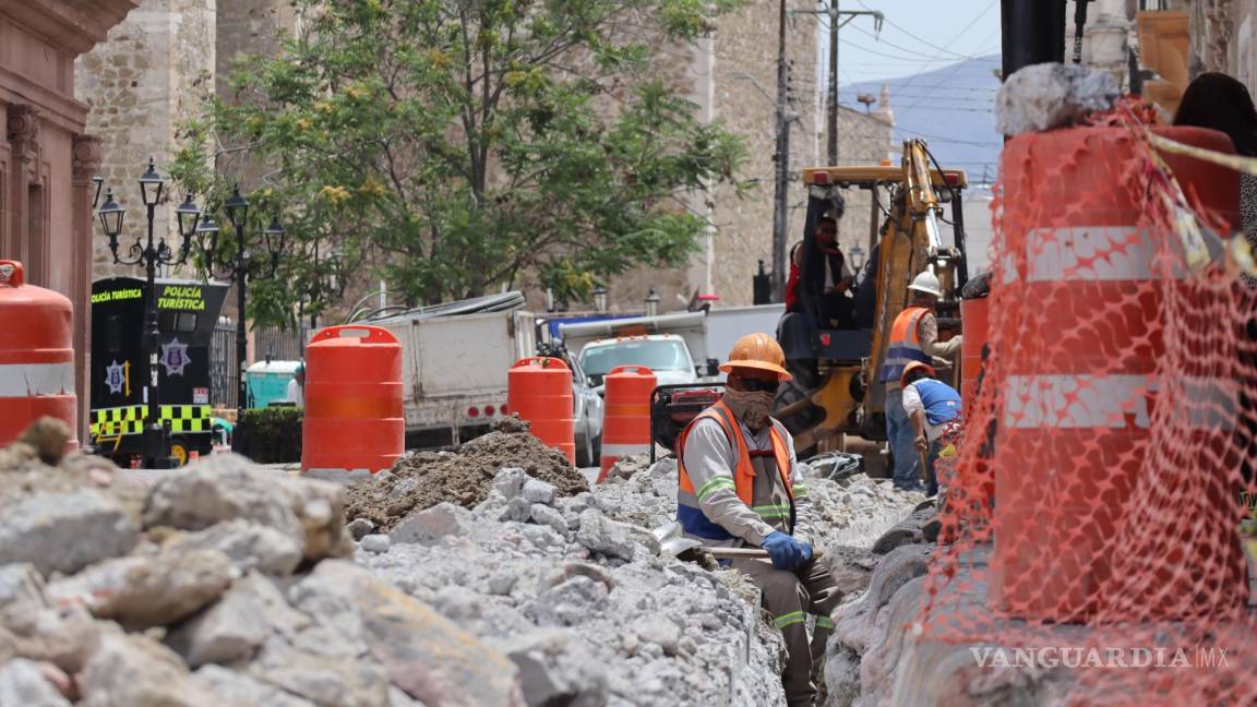 Reemplazan líneas de agua y drenaje en calle de Juárez