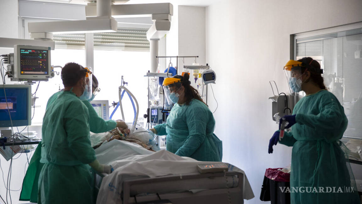Pone en jaque a hospitales de España rebrote de contagios de COVID-19