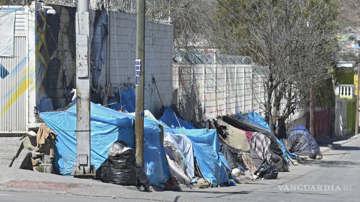 Migrantes se niegan a deshacer campamento callejero en Saltillo