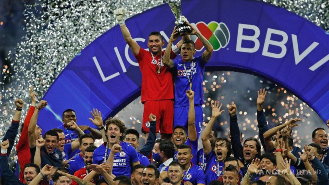 $!Después de 23 años en silencio, así celebran aficionados al campeón Cruz Azul