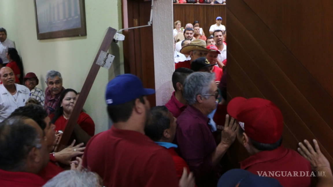 Trifulca en Congreso de Sinaloa... tumban hasta las puertas