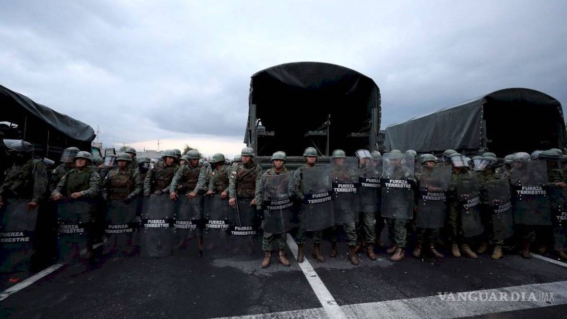 $!Se recrudecen protestas en Ecuador; militares exigen a periodistas desalojar el palacio de Gobierno