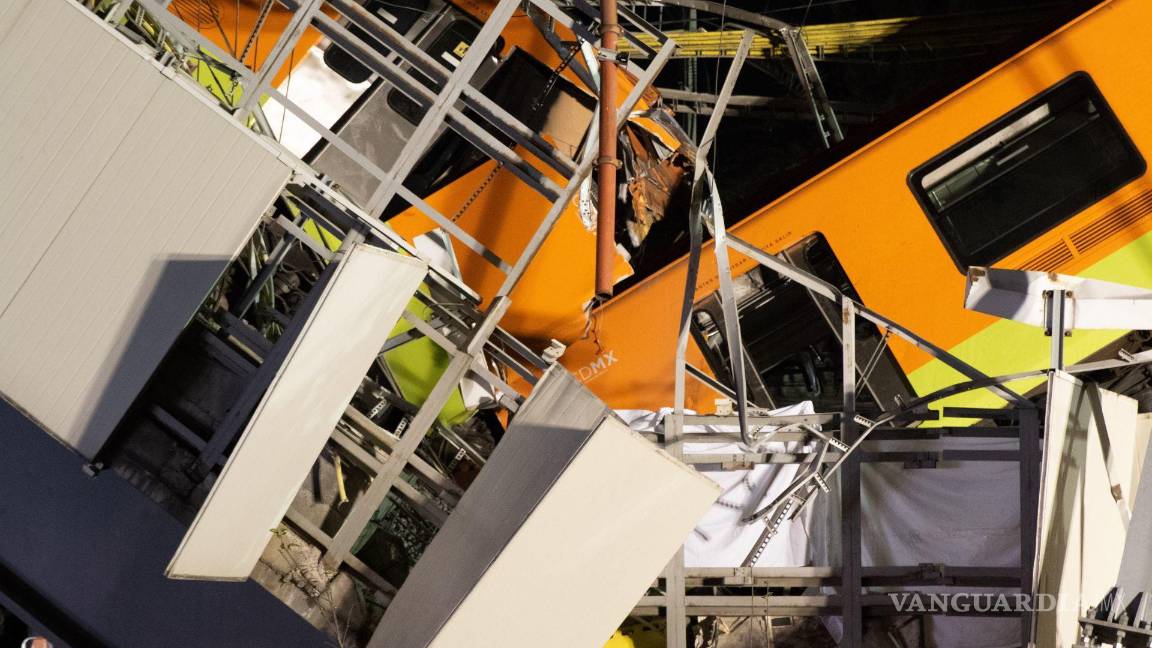 $!Dos vagones del metro quedaron colgando del tramo elevado de la Línea 12.