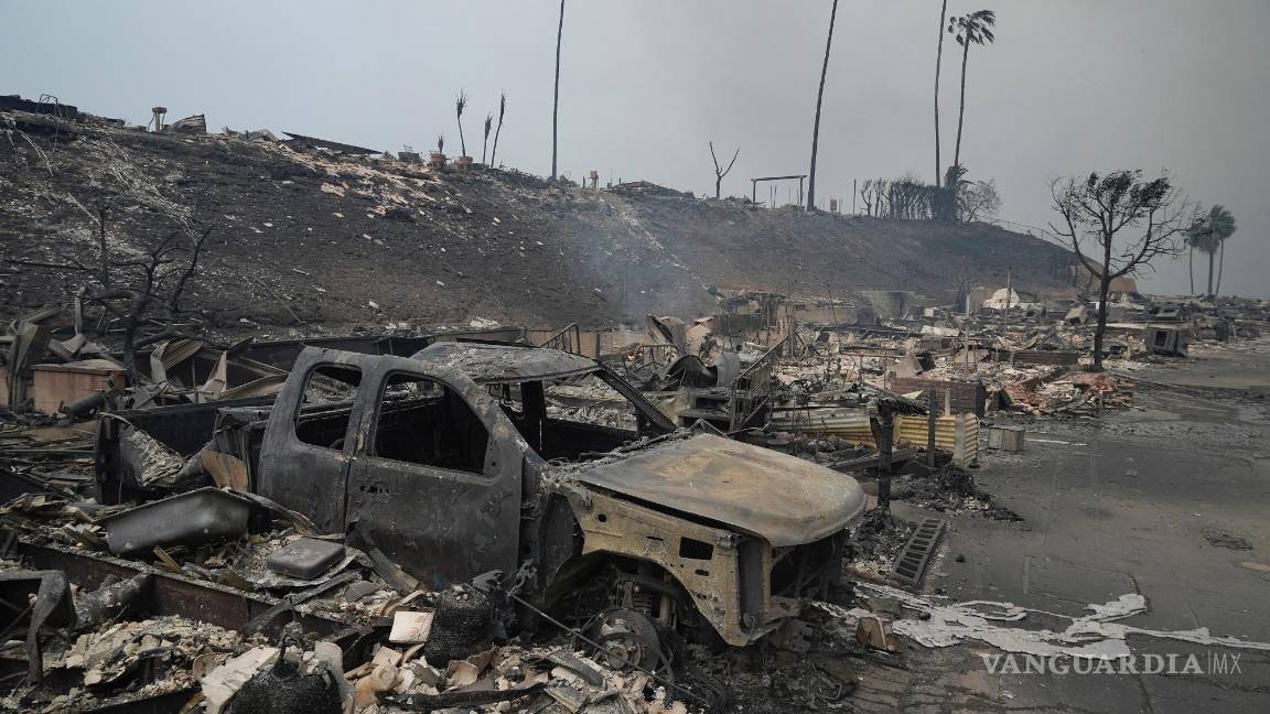 $!Un vehículo y otras estructuras se queman mientras el incendio de Palisades arrasa un vecindario en el barrio de Pacific Palisades de Los Ángeles.
