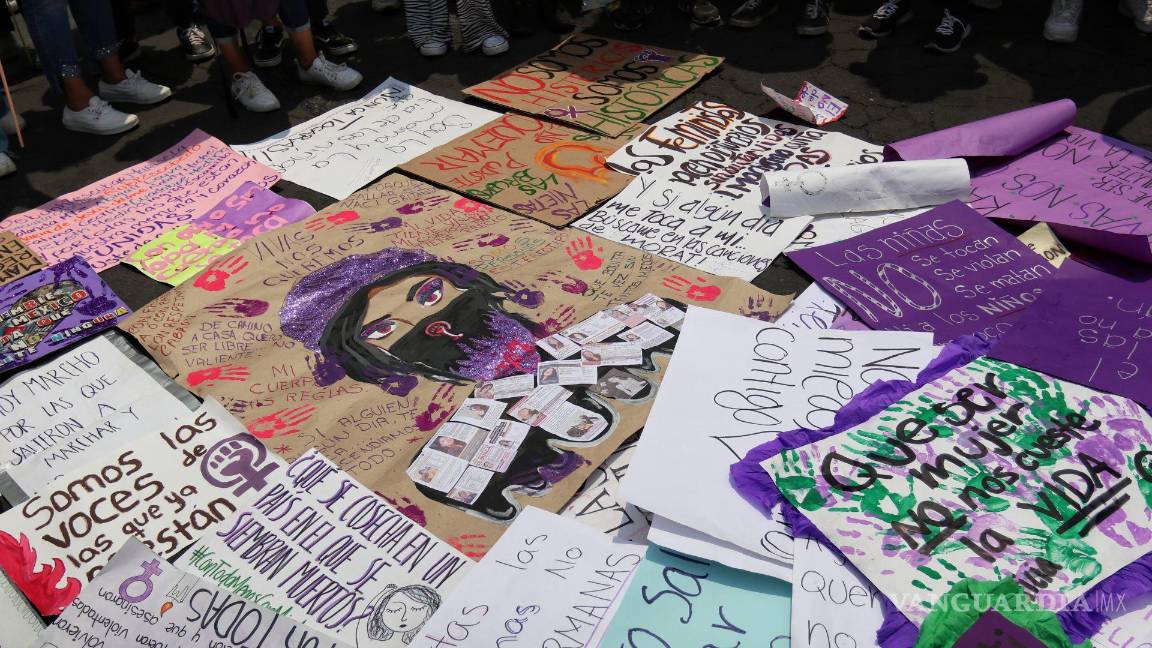 $!Pancartas en contra de la violencia hacia las mujeres.
