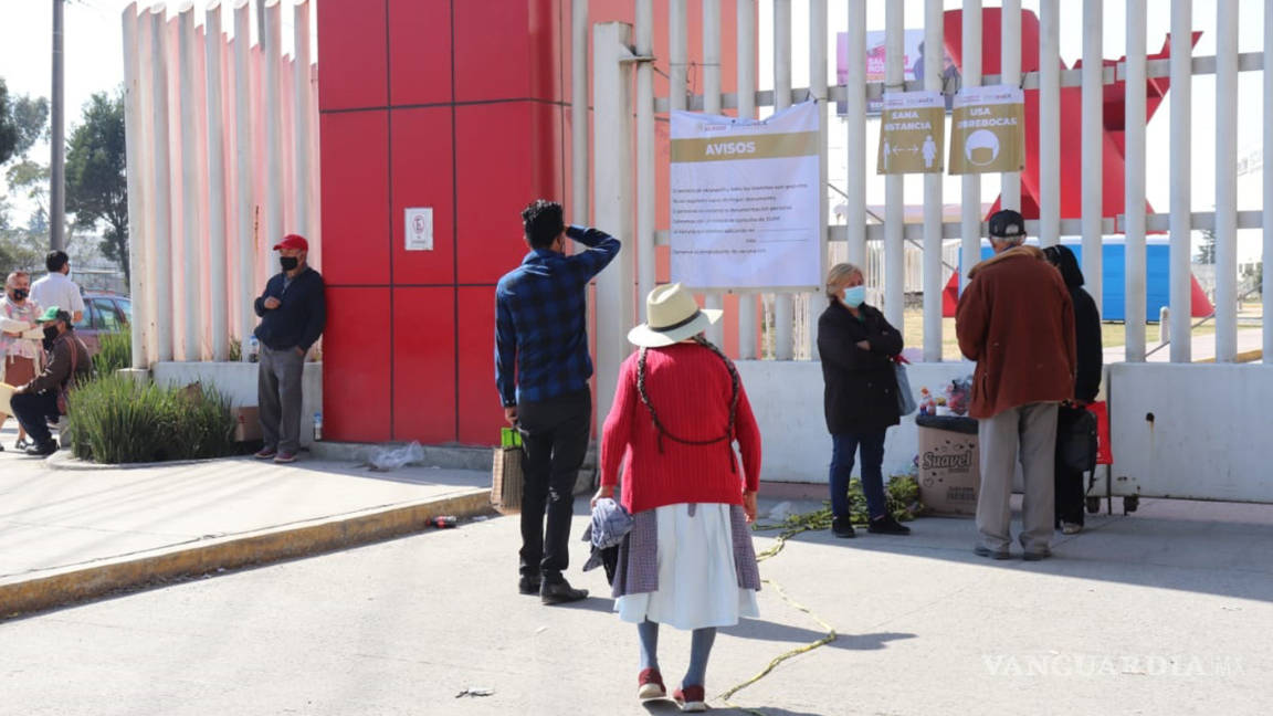 Llegan a vacunarse en Toluca y no encuentran dosis