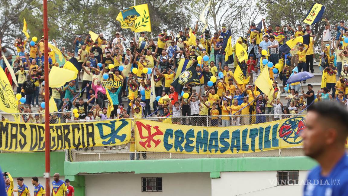 $!A pesar de la lluvia, el Estadio Olímpico lució lleno con afición vestida de azul crema y rojo.