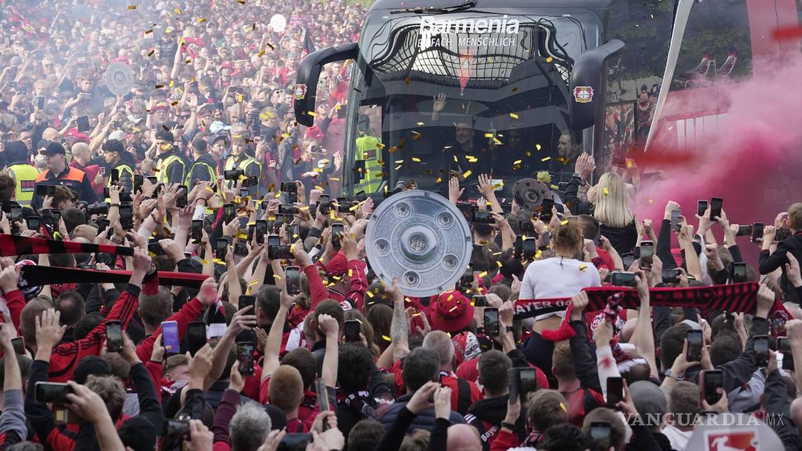 $!El autobús donde viajaba el equipo alemán fue el protagonista de una caravana de fiesta el Leverkusen.