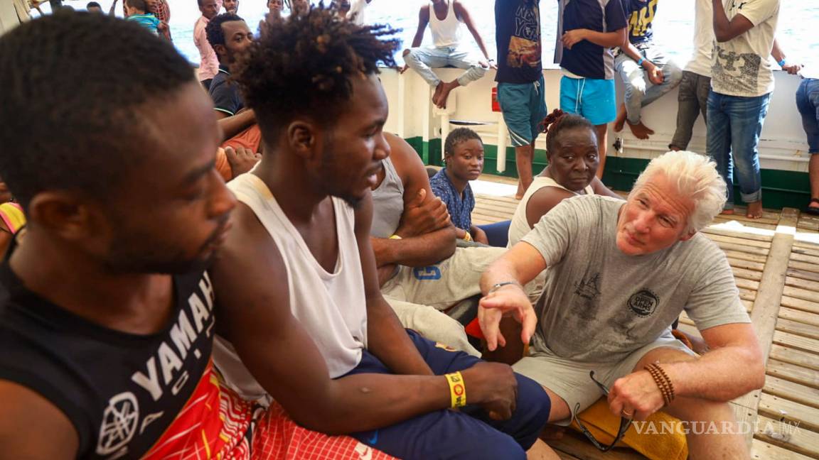 $!Richard Gere en acto solidario y humanitario lleva víveres a 121 inmigrantes rescatados por Open Arms