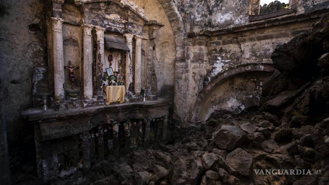 $!Un altar, adornado con reliquias religiosas, está visible en la iglesia enterrada décadas atrás por la lava del volcán Paricutín, en San Juan Parangaricutiro.